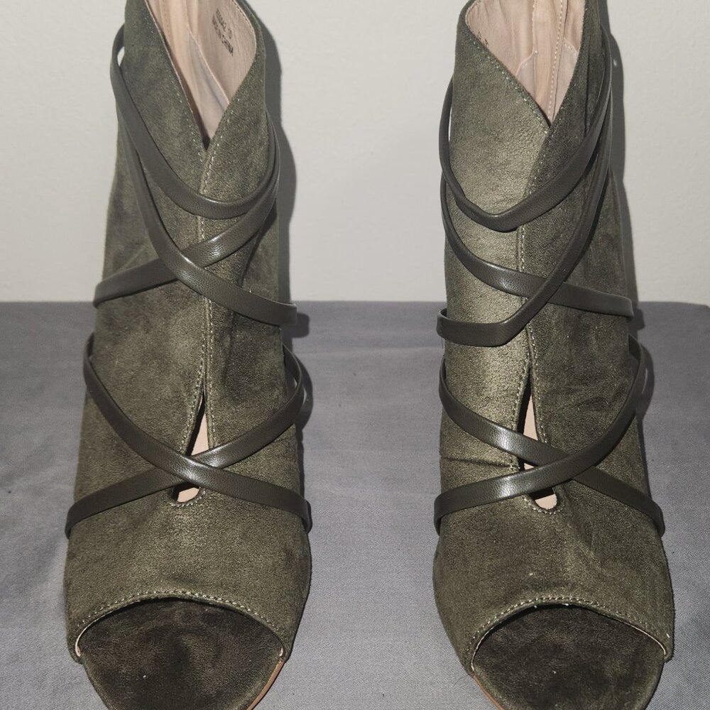 Journee Collection Olive Faux Suede Open Toe Herka Size 10